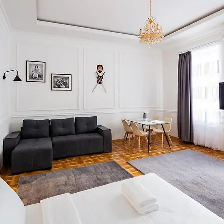 Alfa Grushevskoho 7 شقة *